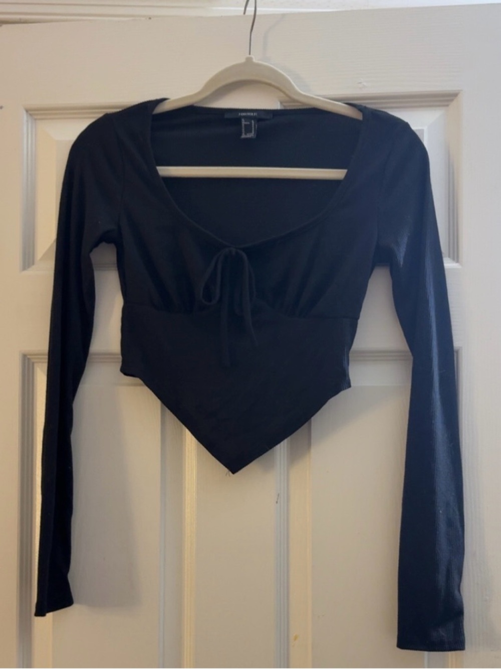 Forever 21 Black Long-Sleeve Tie-Front Point Hem Crop Top